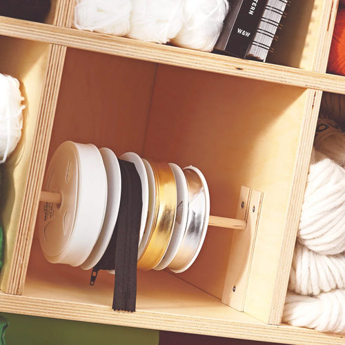 Sjöbergs Skåp 1, glas/björkdörrar, textilslöjd