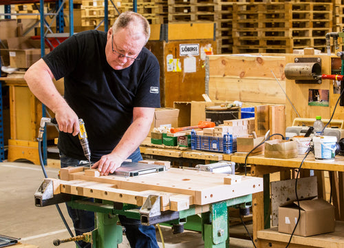 An employee assembling a workbench in the Sjöbergs factory
